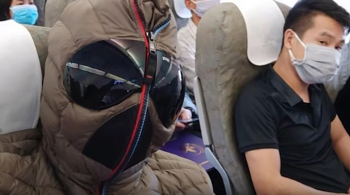 Xuân Bắc bịt kín như 'Người nhện' khi đi máy bay