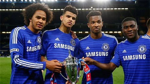 Boga (ngoài cùng bên phải) vô địch FA Youth Cup cùng đội trẻ Chelsea