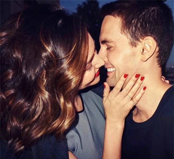 Miranda Kerr hạnh phúc bên ông xã - tỷ phú Evan Spiegel vào dịp lễ tình nhân, 14/2.