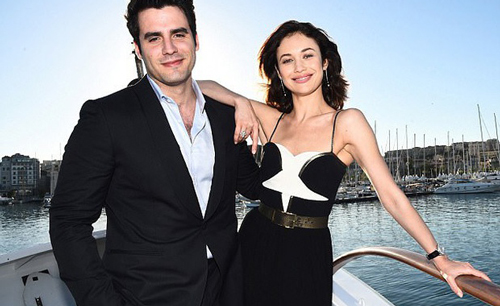 'Bond Girl' chia tay bạn trai kém 9 tuổi