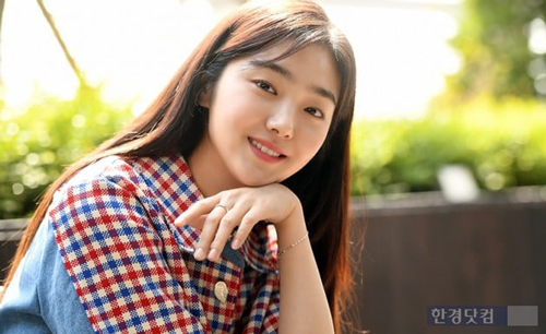 Ảnh đời thường của vương hậu có gương mặt trẻ thơ trong 'Kingdom'