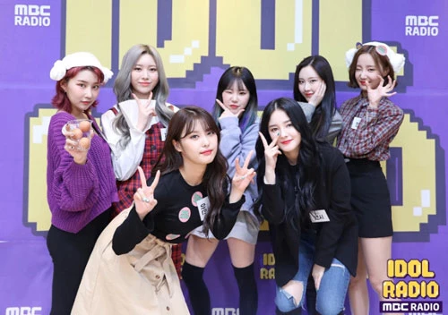 8. Momoland. Lượt theo dõi: 2,3 triệu.