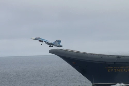 Tiêm kích hạm Su-33 cất cánh từ tàu sân bay Đô đốc Kuznetsov của Hải quân Nga. Ảnh: Lenta.ru.