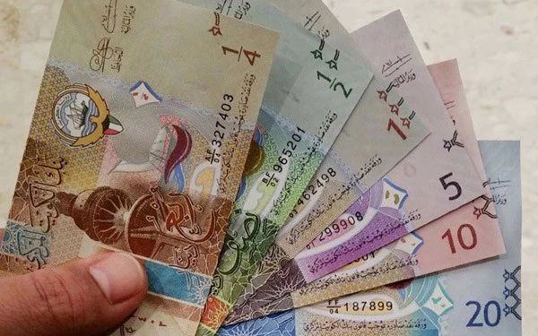 Đồng dinar Kuwait có giá trị cao nhất thế giới trong nhiều năm liền. Theo Insider Monkey, năm 2017, giá trị 1 dinar Kuwait (KWD) = 3,26 USD. FXSSI cho biết đến tháng 3/2018, đồng tiền này vẫn đắt giá nhất với 1 KWD = 3,33 USD. Vị thế này tiếp tục được đồng dinar Kuwait giữ nguyên đến nay.