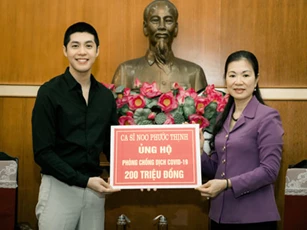 Noo Phước Thịnh trao 300 triệu đồng quyên góp phòng chống Covid-19 và hạn mặn miền Tây