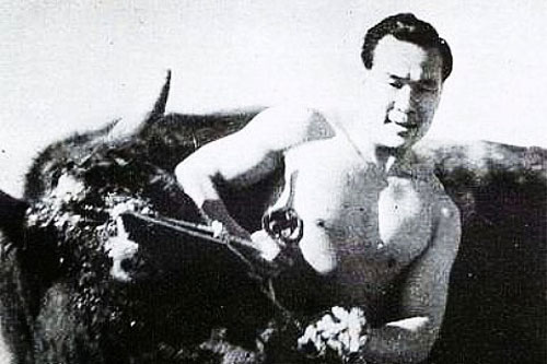 Oyama Masutatsu - Huyền thoại 'đấm 1 phát chết 1 con bò mộng'