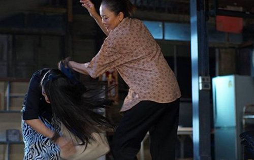 Bi hài cảnh sống chung với mẹ chồng, đêm đến đang lén lút 'rục rịch' thì bị đánh tới tấp vì nghi là... kẻ trộm