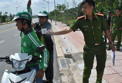 TP.HCM: Người phụ nữ chạy Grab bị chích điện, cướp xe máy lúc rạng sáng