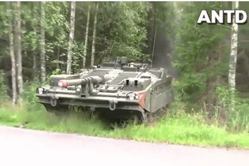 Xem xe tăng "lùn" nhất thế giới "nhún nhảy" chỉnh góc bắn