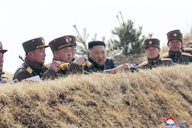 Chủ tịch Triều Tiên thị sát vụ thử nghiệm vũ khí mới - Ảnh 1.