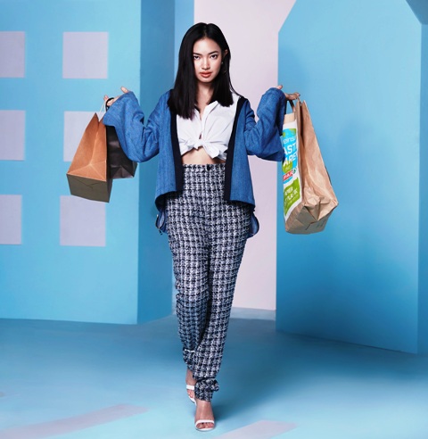  Châu Bùi kết hợp Môi Điên ra mắt chiếc áo độc đáo