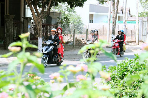 Cô dâu, chú rể Kon Tum hoãn cưới, rước dâu bằng xe máy để tránh dịch