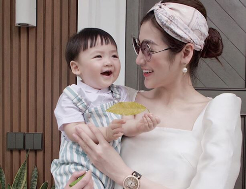 Nhóc tì nhà Dương Tú Anh càng khiến người ta muốn ngắm 'nhiều hơn một tí'