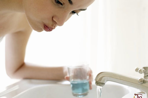 Chỉ cần 1 chai nước muối pha loãng trong nhà, bạn có thể “đánh bay” nhiều dịch bệnh giao mùa