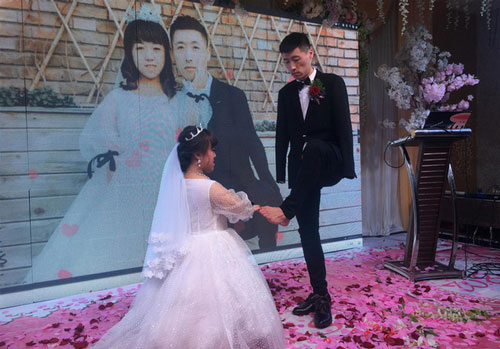 Hành động gây 'sốt' trong đám cưới: Chú rể điển trai dùng chân trao nhẫn cho cô dâu và câu chuyện đằng sau