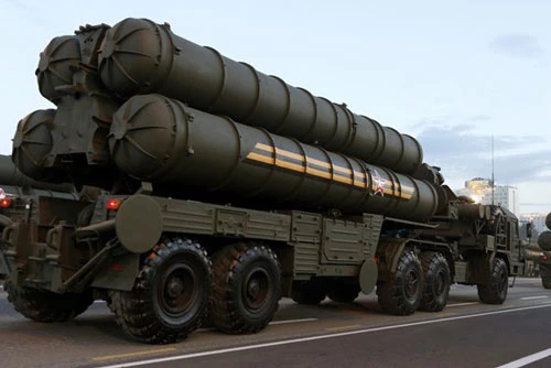 Hệ thống phòng thủ tên lửa S-400 của Nga. Ảnh: Reuters