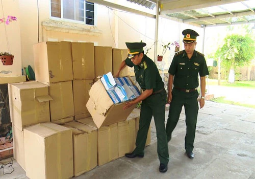 Lực lượng chức năng kiểm đếm số khẩu trang xuất lậu (Ảnh: Báo Pháp luật TP.HCM)