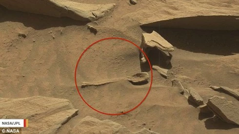 Hình ảnh vật thể giống chiếc thìa trên bề mặt sao Hỏa