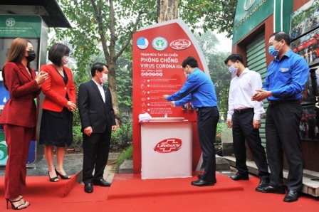 Tri&#x1EC3;n khai 100 tr&#x1EA1;m r&#x1EED;a tay d&#xE3; chi&#x1EBF;n mi&#x1EC5;n ph&#xED; ch&#x1ED1;ng d&#x1ECB;ch Covid-19