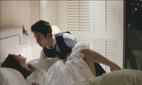 Vợ giả vờ say để trốn tân hôn, đến khi chồng làm việc đó vợ "tá hỏa" bật dậy và cái kết