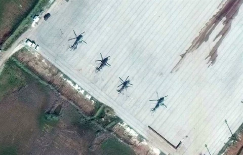 Các trực thăng quân sự của Nga nằm tại sân đỗ của căn cứ không quân Kamyshli