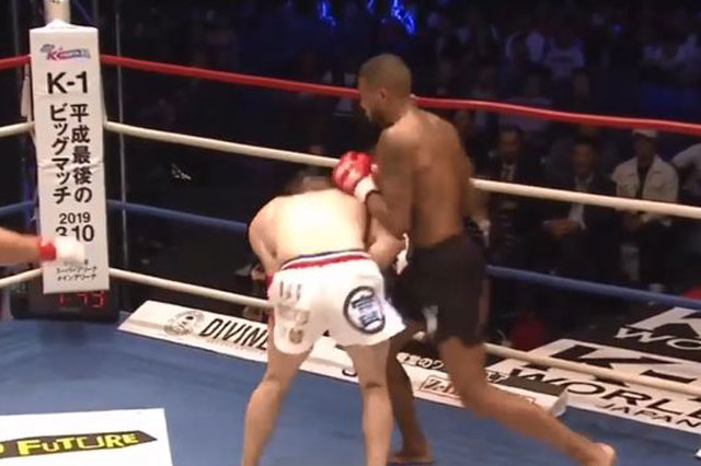 Võ sĩ Hà Lan ‘giả vờ khinh địch để đối thủ chủ quan’ rồi ra đòn ‘kết liễu’