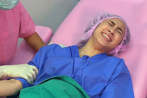 Vợ trong phòng sinh, chồng tôi đứng ngoài sụt sùi khóc, nhưng lúc bác sĩ báo mẹ tròn con vuông, anh liền bỏ đi để lại cho tôi nỗi uất hận tột cùng