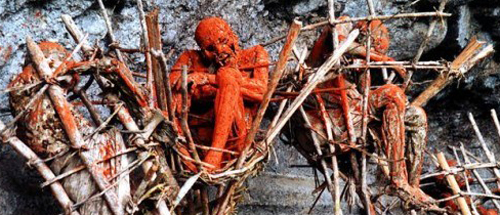 "Hãi hùng" chứng kiến những xác ướp treo trên vách núi