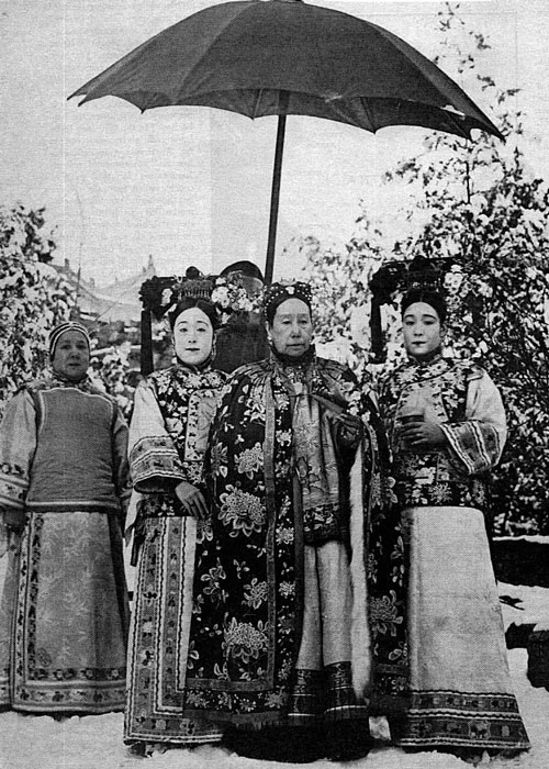 Chân dung người đàn bà quyền lực Từ Hy Thái hậu (đứng giữa)