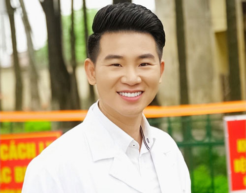 Ca sĩ Việt Tú xúc động hát về người chiến sĩ blouse trắng