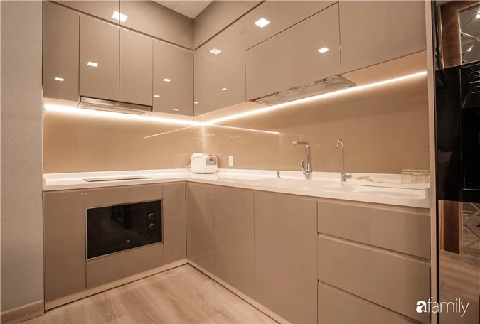 Căn hộ 65m² vẫn rộng rãi và sang trọng nhờ thiết kế mở bằng vách kính kết hợp ánh sáng hài hòa ở TP HCM - Ảnh 6.