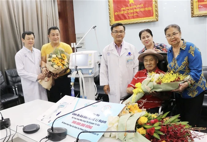 Gia đình nghệ sĩ Lý Huỳnh, Lý Hùng tặng Bệnh viện Chợ Rẫy máy thở 500 triệu đồng để phòng chống Covid-19 - Ảnh 1.