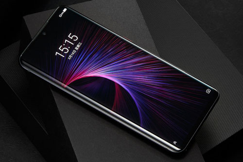 Axon 11 5G được trang bị tấm nền màn hình AMOLED kích thước 6,47 inch, độ phân giải Full HD Plus (2.340x1.080 pixel), mật độ điểm ảnh 398 ppi. Màn hình này được chia theo tỷ lệ 19,5:9, chiếm chiếm 92% diện tích mặt trước, thiết kế cong 2 cạnh viền. 