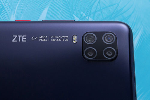 ZTE Axon 11 5G sở hữu 4 camera sau. Cảm biến chính 64 MP, khẩu độ f/1.9 cho khả năng lấy nét theo pha. Cảm biến thứ hai 8 MP, f/2.2 cho góc rộng 120 độ. Ống kính macro và cảm biến chiều sâu cùng có độ phân giải 2 MP, f/2.4. Bộ tứ này được trang bị đèn flash LED kép, quay video 4K với tốc độ 30 khung hình/giây. 