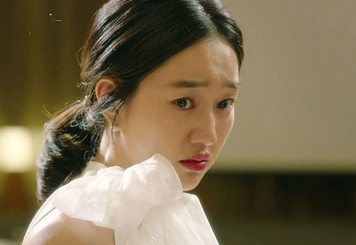 Đêm tân hôn, vợ chồng tôi mãi mới "tương kế tựu kế" đưa được mẹ chồng ra khỏi phòng mà bà còn đứng nghe ngóng ở cửa tới 15 phút mới chịu rời đi