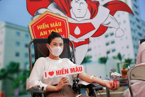 Hiến máu lần 7 giữa đại dịch, Hoa hậu Ngọc Hân kể câu chuyện rớt nước mắt