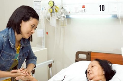 Lúc hấp hối, mẹ chồng nắm chặt tay con dâu khóc mếu nói điều này khiến cả nhà ai cũng 'phát hỏa'