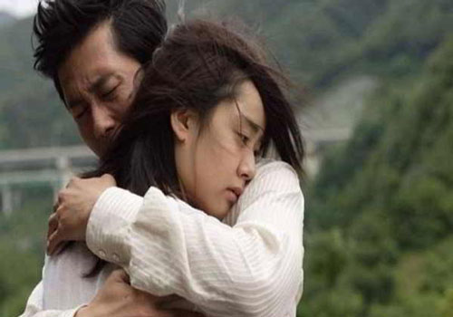 Một tuần nay vợ đi làm về trễ, lúc nào cũng kêu mệt mỏi, nghi ngờ vợ ngoại tình nên tôi đã đến công ty của cô ấy để rồi cay mắt khi biết sự thật