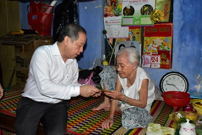 Chủ tịch UBND tỉnh Thừa Thiên Huế yêu cầu cần quan tâm đến người già trong phòng chống Covid-19
