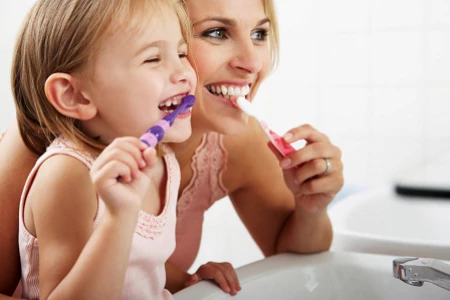 Một số phụ huynh cho rằng trẻ mọc hết toàn bộ răng mới cần đánh răng.