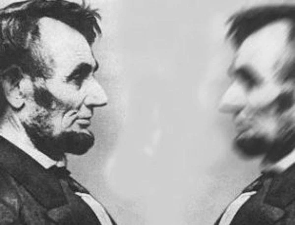 Lincoln gặp bản sao của mình. 