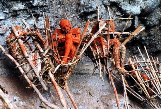 Những xác chết hun khói treo trên vách núi ở cao nguyên Morobe của Papua New Guinea