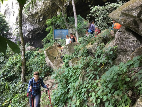 Đường vào hang Kho Mường.