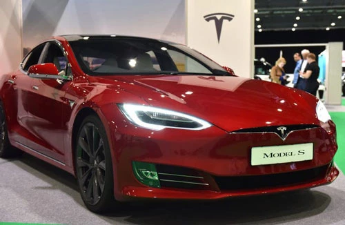Parker cũng sở hữu những chiếc siêu xe đắt tiền, bao gồm một chiếc Tesla phiên bản S trị giá 100.000 USD tại Los Angeles. Ảnh: Getty Images.
