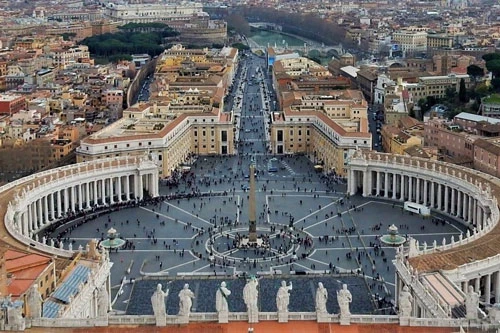 1. Thành quốc Vatican (diện tích: 0,44 km2). Ảnh: Youlocalrome.com.