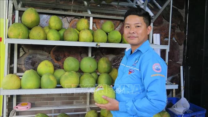 Anh Huỳnh Mazsa với mặt hàng nông sản nổi tiếng của huyện miền núi Khánh Sơn.