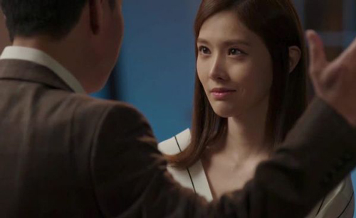 Chứng kiến chồng vào nhà nghỉ với bồ, vợ chẳng đánh ghen mà dùng đúng 1 chiêu khiến anh ta "hồn bay phách lạc"