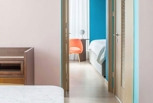 Từ nhàm chán nhạt nhẽo, căn hộ 46m² đã được "lột xác" với tường và đồ nội thất có màu rực rỡ