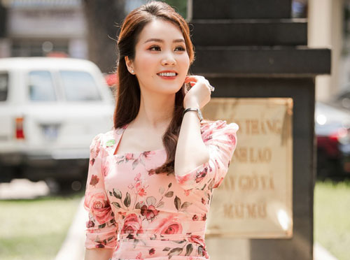 Bận rộn đưa tin về Covid-19, Thuỵ Vân phải nhờ bố mẹ cho con học online