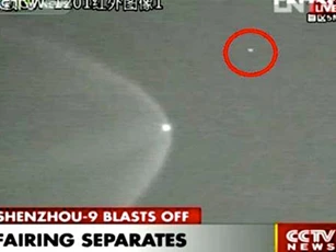 Phát hiện 2 UFO bám theo Thần Châu